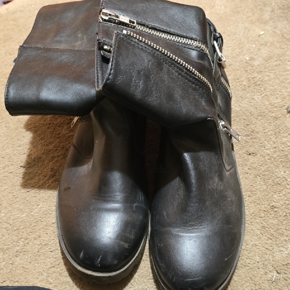 Brash Black Combat Boots with Sleek Zipper Design